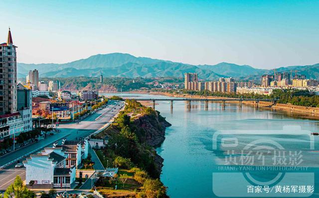 赣州于都县的城市景色,蓝天下的于都城拔地而起的楼看于都快发展