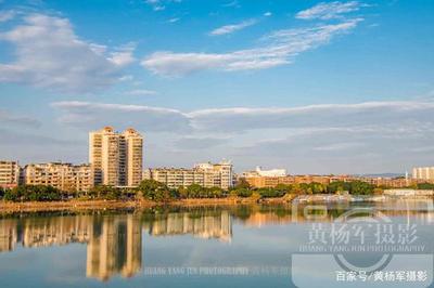 江西于都县水天一色的城市风光